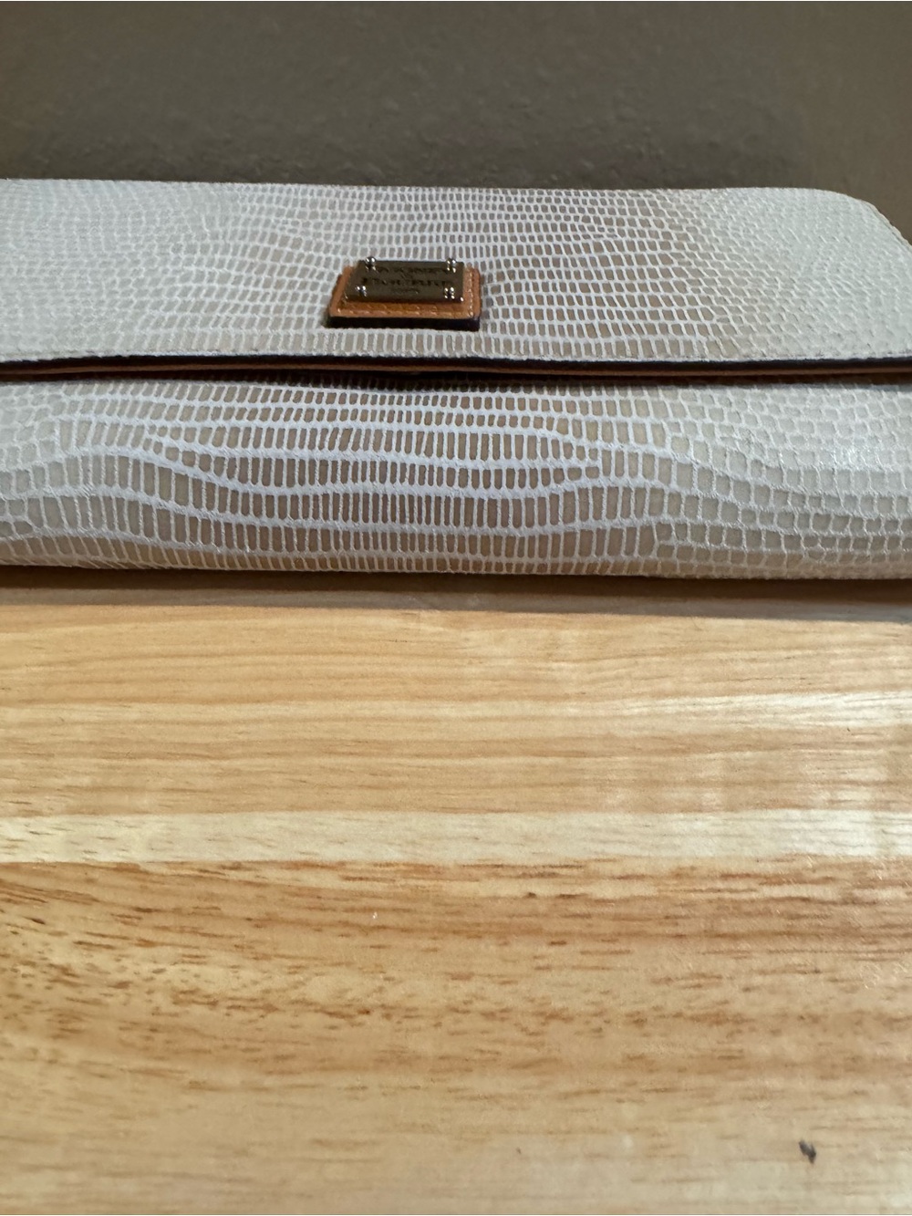 Dooney & Bourke Beige Lizard Embossed Leather Crossbody Clutch Bag - Picture 5 of 9